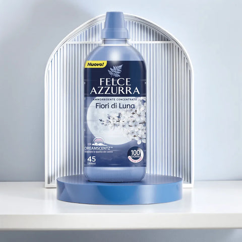 Felce Azzurra Fiori di Luna Wasverzachter 900ml voor 45 wasbeurten met langdurige bloemige geur.