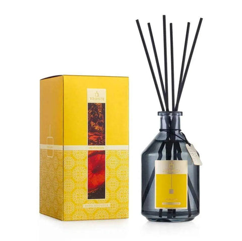 ROOMOI geurstokjes In-fusion 500ml met geur van bloedsinaasappel en kaneel in zwarte diffuserfles met gele doos.