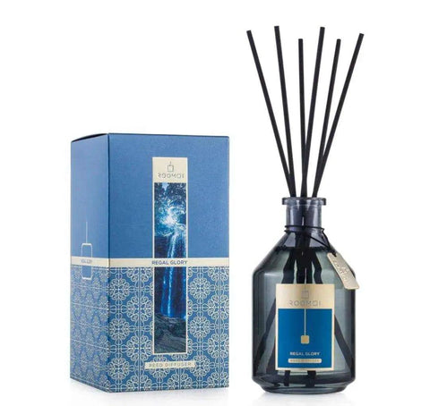 ROOMOI geurstokjes Regal Glory 500ml met noten van zwarte bes, bergamot, jasmijn en vanille.