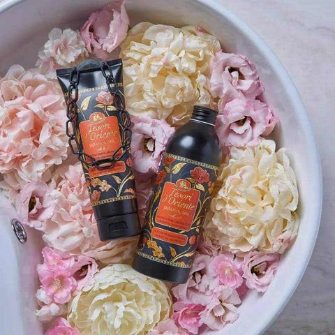 Tesori d'Oriente bad en douche creme Japanese Spa in a bathtub with pink and white flowers.