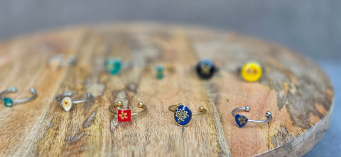 Ring goudkleur met wilde peen handgemaakt op Sardinië carota selvatico blu