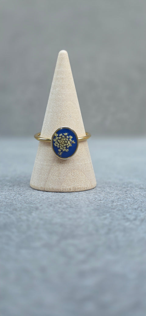 Ring goudkleur met wilde peen handgemaakt op Sardinië carota selvatico blu