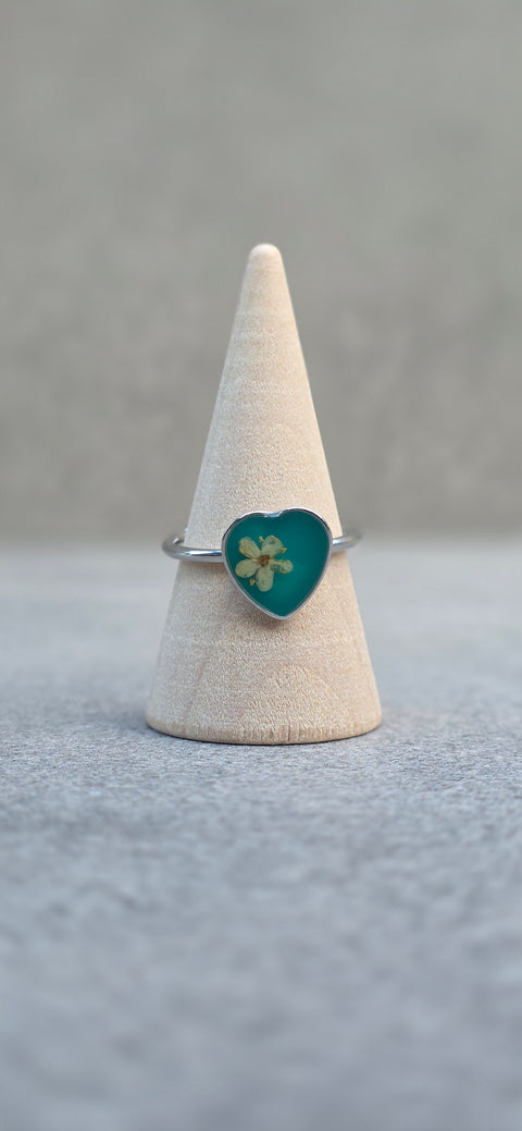 Ring zilverkleur hartvorm met wilde vlierbloesem handgemaakt op Sardinië Sambuco Verde