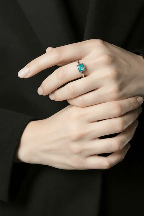 Ring zilverkleur vierkant met wilde vlierbloesem handgemaakt op Sardinië Sambuco Verde