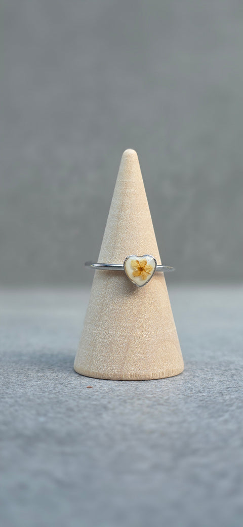 Ring zilverkleur hartvorm met wilde vlierbloesem handgemaakt op Sardinië Sambuco Bianca